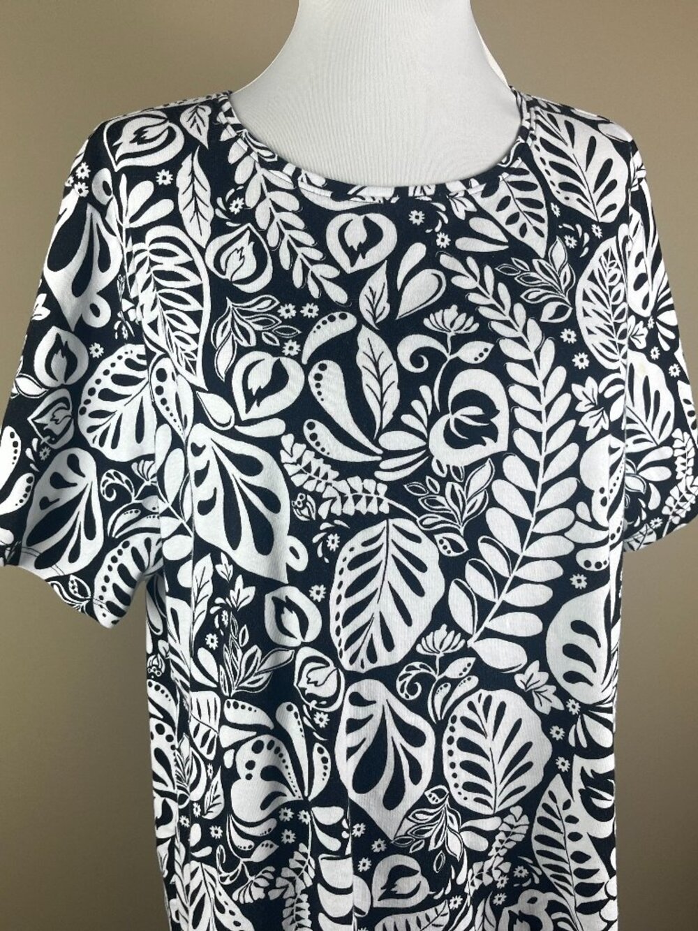 Croft & Barrow Short Sleeve Tee Top Plus Size 1X Black White, Tropical Leaf